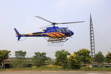Téléchargez les photos : Comté de Luannan - 11 juin 2018 : Des hélicoptères agricoles décollent pour pulvériser des pesticides, comté de Luannan, province du Hebei, Chine - en image libre de droit