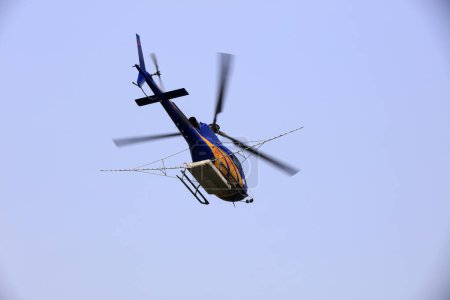 Téléchargez les photos : Des hélicoptères agricoles volent dans les airs - en image libre de droit