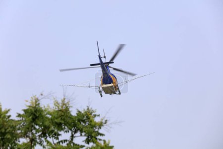 Foto de Helicópteros agrícolas vuelan en el aire - Imagen libre de derechos