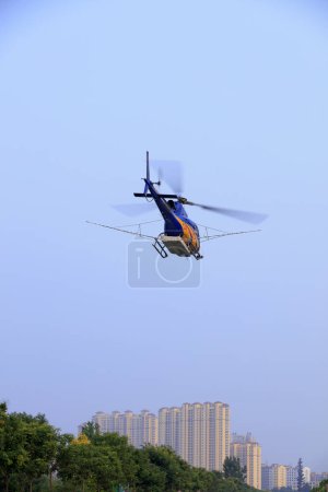 Foto de Helicópteros agrícolas vuelan en el aire - Imagen libre de derechos