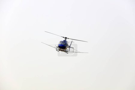 Téléchargez les photos : Des hélicoptères agricoles volent dans les airs - en image libre de droit