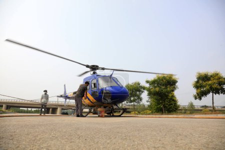 Foto de Condado de Luannan - 11 de junio de 2018: Helicóptero agrícola que agrega solución farmacéutica, Condado de Luannan, provincia de Hebei, China - Imagen libre de derechos