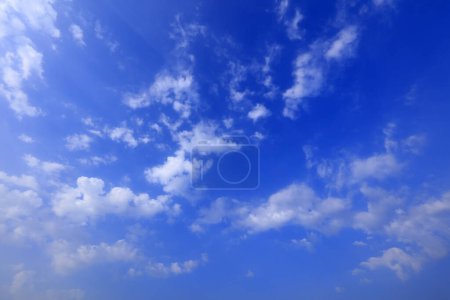 Téléchargez les photos : Ciel bleu et nuage blanc - en image libre de droit