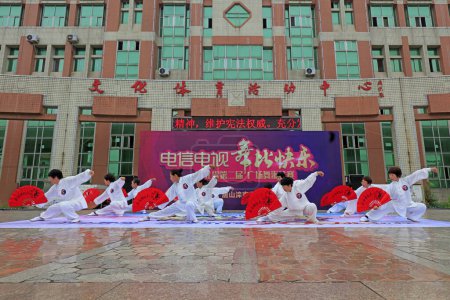 Téléchargez les photos : COMTÉ DE LUANNAN, Chine - 1er juillet 2018 : performance de danse sportive dans un parc, COMTÉ DE LUANNAN, province du Hebei, Chine - en image libre de droit