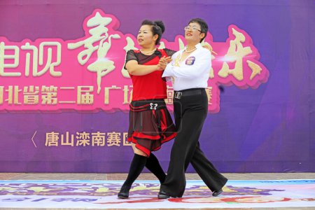 Téléchargez les photos : COMTÉ DE LUANNAN, Chine - 1er juillet 2018 : performance de danse sportive dans un parc, COMTÉ DE LUANNAN, province du Hebei, Chine - en image libre de droit