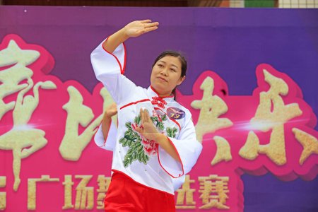 Foto de LUANNAN COUNTY, China - 1 de julio de 2018: performance de danza deportiva en un parque, LUANNAN COUNTY, provincia de Hebei, China - Imagen libre de derechos