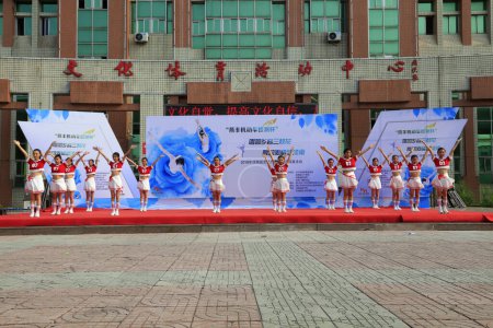 Téléchargez les photos : COMTÉ DE LUANNAN, Chine - 2 juillet 2018 : performance de danse sportive dans un parc, COMTÉ DE LUANNAN, province du Hebei, Chine - en image libre de droit
