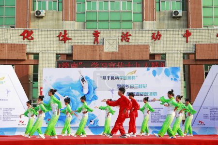 Foto de LUANNAN COUNTY, China - 2 de julio de 2018: performance de danza deportiva en un parque, LUANNAN COUNTY, provincia de Hebei, China - Imagen libre de derechos