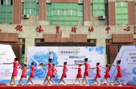 Téléchargez les photos : COMTÉ DE LUANNAN, Chine - 2 juillet 2018 : performance de danse sportive dans un parc, COMTÉ DE LUANNAN, province du Hebei, Chine - en image libre de droit