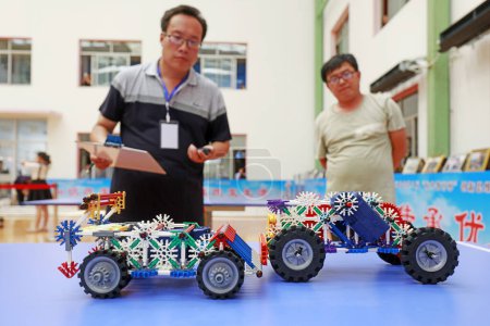 Téléchargez les photos : COMTÉ DE LUANNAN, Chine - 20 juillet 2018 : La voiture fabriquée par les étudiants est arrivée sur les lieux de la compétition, COMTÉ DE LUANNAN, province du Hebei, Chine - en image libre de droit