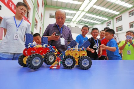 Téléchargez les photos : COMTÉ DE LUANNAN, Chine - 20 juillet 2018 : La voiture fabriquée par les étudiants est arrivée sur les lieux de la compétition, COMTÉ DE LUANNAN, province du Hebei, Chine - en image libre de droit