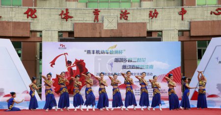 Foto de Condado de Luannan - 10 de julio de 2018: Plaza Fitness Dance Site, Condado de Luannan, provincia de Hebei, China - Imagen libre de derechos