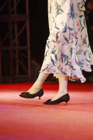 Téléchargez les photos : Belles jambes et talons hauts sur scène - en image libre de droit
