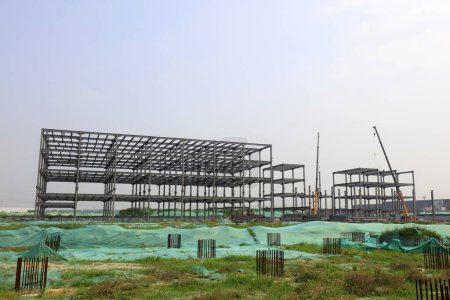 Téléchargez les photos : Le bâtiment industriel inachevé se trouve sur un chantier de construction en Chine du Nord - en image libre de droit