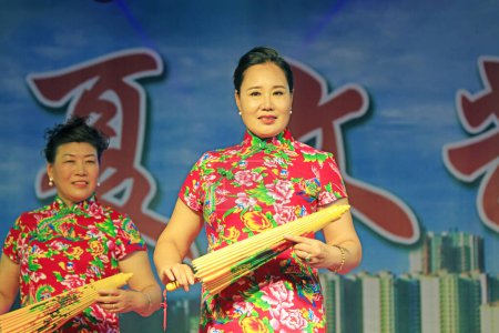 Téléchargez les photos : COMTÉ DE LUANNAN, Chine - 30 août 2018 : Spectacle de Cheongsam sur scène, COMTÉ DE LUANNAN, Province du Hebei, Chine - en image libre de droit
