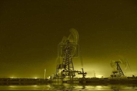 Téléchargez les photos : Machines de pompage de pétrole en fonctionnement, scène d'extraction de pétrole brut dans la nuit, Chine du Nord - en image libre de droit