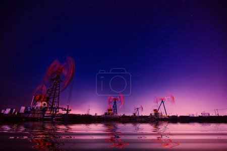 Téléchargez les photos : Machines de pompage de pétrole en fonctionnement, scène d'extraction de pétrole brut dans la nuit, Chine du Nord - en image libre de droit