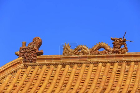 Foto de Azulejo esmaltado Dragón tallado en un templo, China - Imagen libre de derechos
