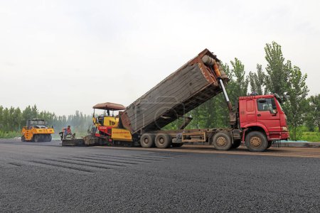 Téléchargez les photos : Comté de Luannan - 22 août 2018 : Site d'ingénierie de pose de routes, comté de Luannan, province du Hebei, Chine - en image libre de droit