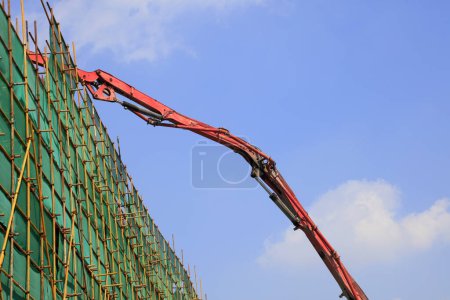 Téléchargez les photos : Pompe à béton camion sur le chantier de construction - en image libre de droit