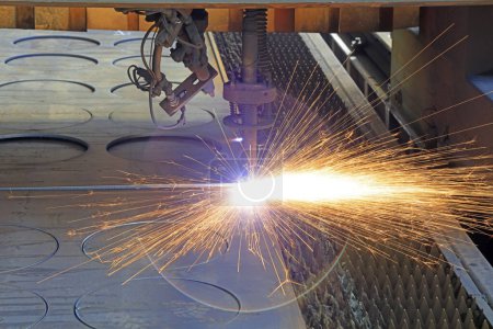 Téléchargez les photos : Équipement de découpe laser pour machines-outils CNC - en image libre de droit
