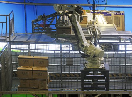 Téléchargez les photos : Bras mécanique manipulant la cargaison dans une usine chimique moderne - en image libre de droit