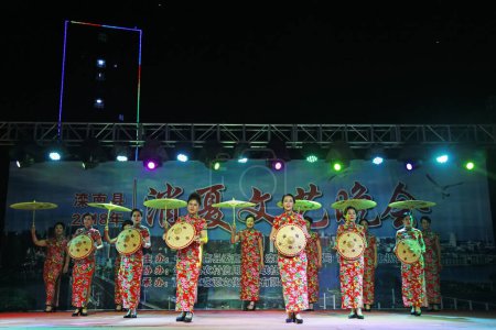 Téléchargez les photos : Comté de Luannan - 25 août 2018 : performance de cheongsam chinois, comté de Luannan, province du Hebei, Chine - en image libre de droit
