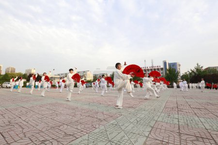 Foto de Condado de Luannan - 25 de agosto de 2018: Tai Chi Kung Fu Fan Performance, Condado de Luannan, provincia de Hebei, China - Imagen libre de derechos