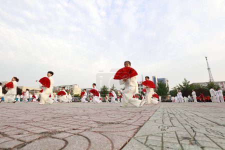 Téléchargez les photos : Comté de Luannan - 25 août 2018 : Tai Chi Kung Fu Fan Performance, comté de Luannan, province du Hebei, Chine - en image libre de droit