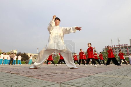 Foto de Condado de Luannan - 25 de agosto de 2018: boxeo tradicional chino en la sombra, Condado de Luannan, provincia de Hebei, China - Imagen libre de derechos