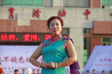 Foto de Condado de Luannan - 27 de agosto de 2018: cheongsam walking show, in Luannan County, Hebei Province, Chin - Imagen libre de derechos