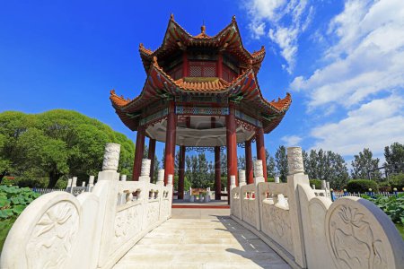 Téléchargez les photos : Pavillon traditionnel chinois dans le parc - en image libre de droit