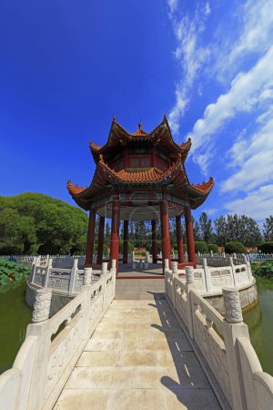 Foto de Pabellón tradicional chino en el parque - Imagen libre de derechos