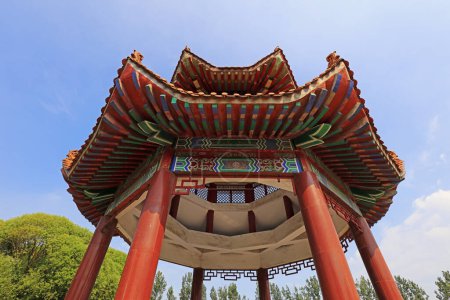 Téléchargez les photos : Pavillon traditionnel chinois dans le parc - en image libre de droit