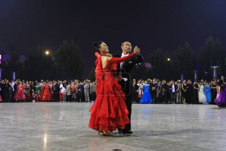 Foto de LUANNAN COUNTY, China - 20 de septiembre de 2018: Actuación de danza social en la plaza por la noche, LUANNAN COUNTY, provincia de Hebei, China - Imagen libre de derechos
