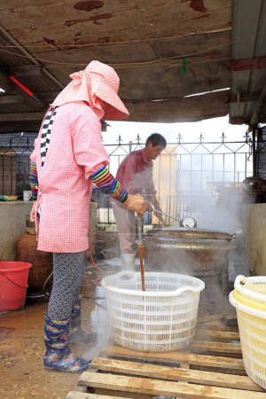 Téléchargez les photos : COMTÉ DE LUANNAN, Chine - 20 septembre 2018 : Les travailleurs transforment des méduses dans une usine de transformation des aliments, COMTÉ DE LUANNAN, province du Hebei, Chine - en image libre de droit