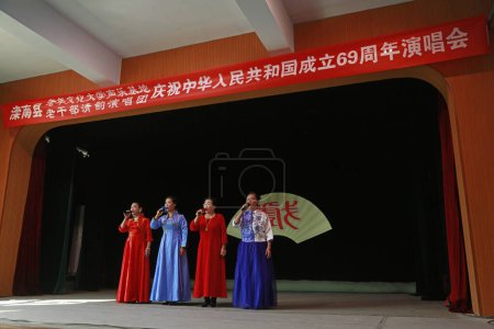 Foto de LUANNAN COUNTY, China - 28 de septiembre de 2018: La canción fue interpretada en una fiesta, LUANNAN COUNTY, Hebei Province, China - Imagen libre de derechos
