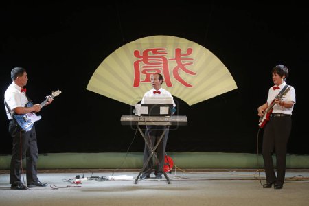 Foto de LUANNAN COUNTY, China - 28 de septiembre de 2018: La canción fue interpretada en una fiesta, LUANNAN COUNTY, Hebei Province, China - Imagen libre de derechos