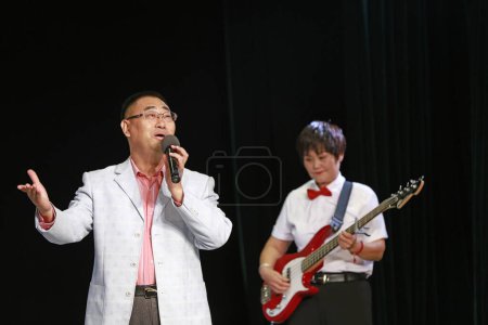 Téléchargez les photos : COMTÉ DE LUANNAN, Chine - 28 septembre 2018 : La chanson a été interprétée lors d'une fête, COMTÉ DE LUANNAN, province du Hebei, Chine - en image libre de droit