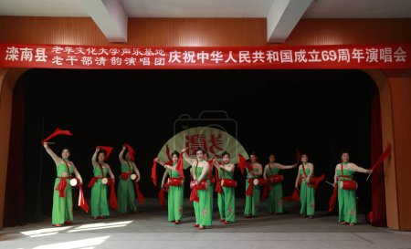 Téléchargez les photos : COMTÉ DE LUANNAN, Chine - 28 septembre 2018 : La danse a été exécutée lors d'une fête, COMTÉ DE LUANNAN, province du Hebei, Chine - en image libre de droit