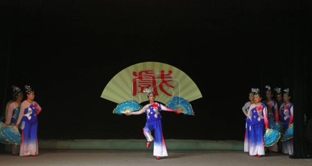 Foto de LUANNAN COUNTY, China - 28 de septiembre de 2018: El baile se realizó en una fiesta, LUANNAN COUNTY, provincia de Hebei, China - Imagen libre de derechos