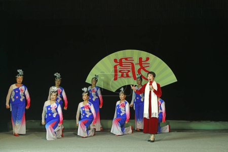 Téléchargez les photos : COMTÉ DE LUANNAN, Chine - 28 septembre 2018 : La danse a été exécutée lors d'une fête, COMTÉ DE LUANNAN, province du Hebei, Chine - en image libre de droit