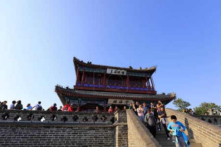 Téléchargez les photos : Qinhuangdao City, Chine - 4 octobre 2018 : Une jeune fille chinoise paysage architectural traditionnel antique sur la Grande Muraille, ville de Qinhuangdao, province du Hebei, Chine - en image libre de droit