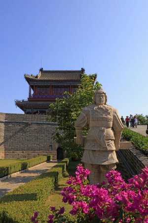 Téléchargez les photos : Qinhuangdao City, Chine - 4 octobre 2018 : Ancienne sculpture générale chinoise dans la zone scénique de laolongtou, ville de Qinhuangdao, province du Hebei, Chine - en image libre de droit