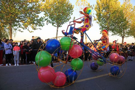 Foto de Ciudad de Tangshan, China - 6 de octubre de 2018: Actuaciones de circo extranjero en el parque, ciudad de Tangshan, provincia de Hebei, China - Imagen libre de derechos