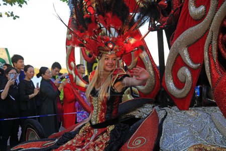 Foto de Ciudad de Tangshan, China - 6 de octubre de 2018: Amorosa actuación de circo extranjero en un parque, ciudad de Tangshan, provincia de Hebei, China - Imagen libre de derechos