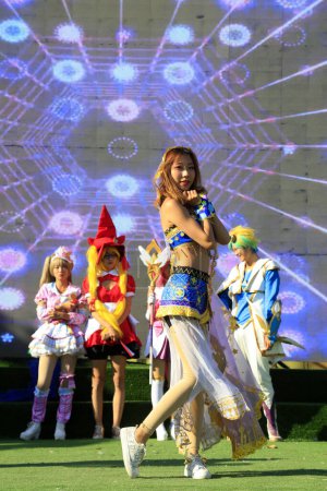 Téléchargez les photos : Tangshan City, Chine - 7 octobre 2018 : Performance Cosplay de mode dans le parc, ville de Tangshan, province du Hebei, Chine - en image libre de droit