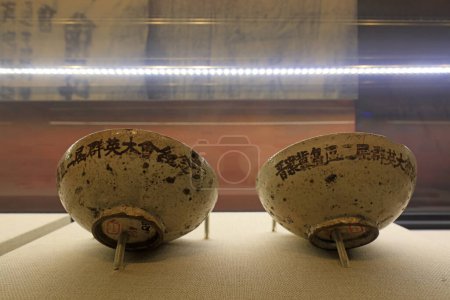 Foto de Shijiazhuang, China - 10 de octubre de 2018: el cuenco conmemorativo se encuentra en un museo, la ciudad de Shijiazhuang, provincia de Hebei, China - Imagen libre de derechos