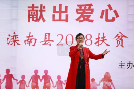 Téléchargez les photos : Comté de Luannan - 14 octobre 2018 : Une dame chantait à la fête de lutte contre la pauvreté, comté de Luannan, province du Hebei, Chine - en image libre de droit