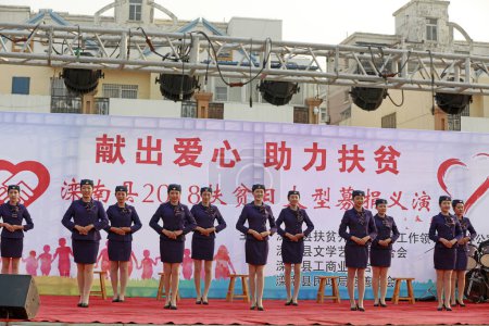 Foto de Condado de Luannan - 14 de octubre de 2018: Las niñas realizan actuaciones ceremoniales, Condado de Luannan, provincia de Hebei, China - Imagen libre de derechos
